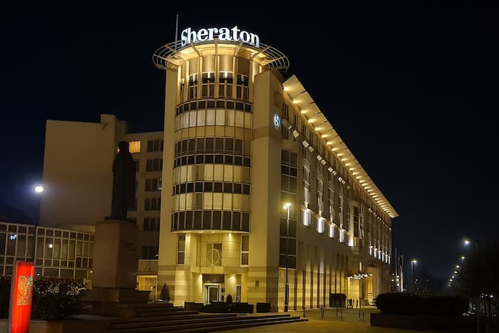 Budynek Hotelu Velostera przy ulicy Poznańskiej nocą