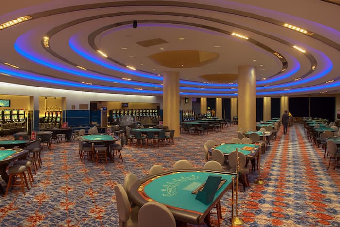 Sala gier w Hotelu Velostera z różnymi stołami