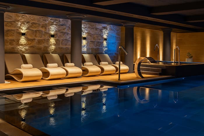 Strefa relaksu z leżakami i spokojnym oświetleniem